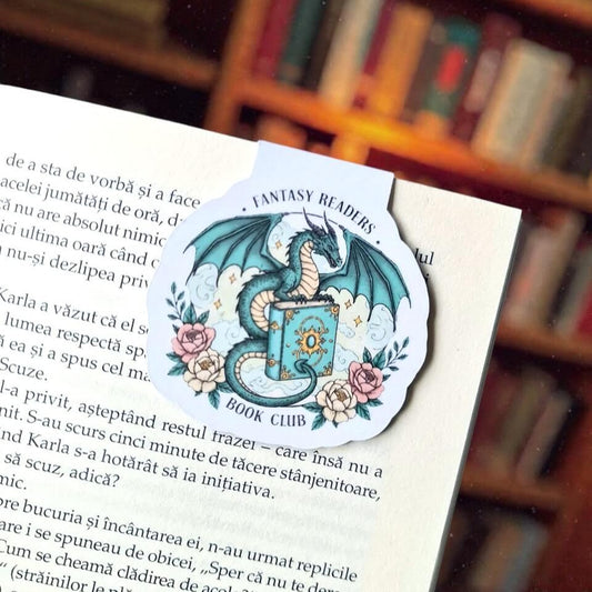 Semn de carte Bookish cu mesaj "Fantasy Readers Book Club", ilustrat cu un dragon verde, ideal pentru iubitorii de cărți fantasy și aventuri imaginare.