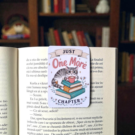 Semn de carte Bookish cu mesaj "Just One More Chapter", ilustrat cu o pisică, cărți și o ceașcă de cafea, perfect pentru cititorii care adoră să rămână captivați de povești.