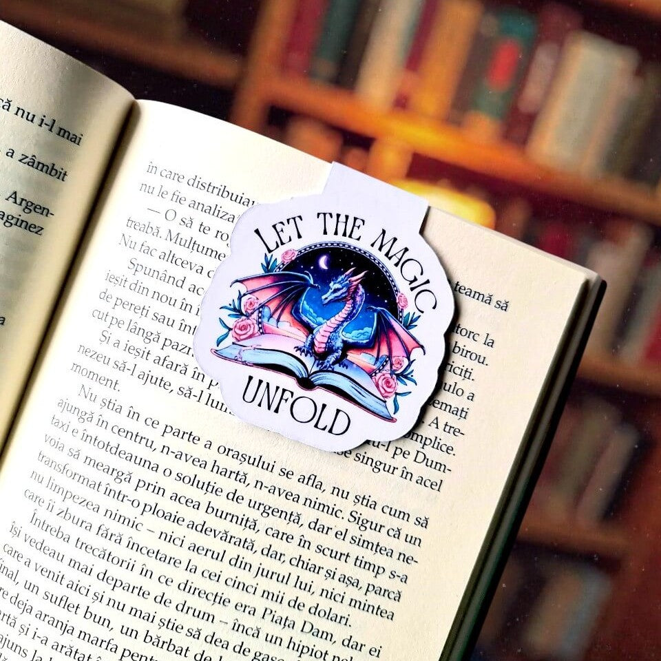 Semn de carte Bookish cu mesaj "Let the Magic Unfold", ilustrat cu un dragon albastru, ideal pentru iubitorii de cărți fantasy și aventuri magice.