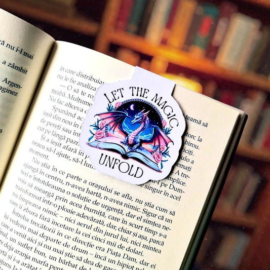 Semn de carte Bookish cu mesaj "Let the Magic Unfold", ilustrat cu un dragon albastru, ideal pentru iubitorii de cărți fantasy și aventuri magice.