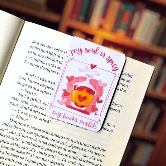 Semn de carte Bookish cu mesaj "My Soul is Spicy, My Books Match", ilustrat cu o poțiune și inimioare, potrivit pentru cititorii pasionați de cărți cu personalitate și umor.