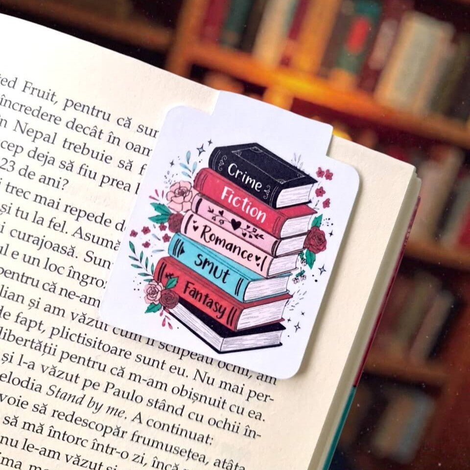 Semn de carte Bookish cu ilustratie cu un teanc de cărți, fiecare cu un gen literar diferit, ideal pentru cititorii pasionați de diverse tipuri de povești.