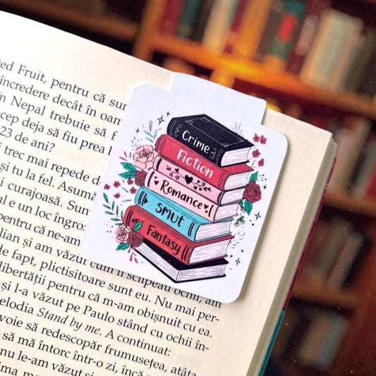 Semn de carte Bookish cu ilustratie cu un teanc de cărți, fiecare cu un gen literar diferit, ideal pentru cititorii pasionați de diverse tipuri de povești.