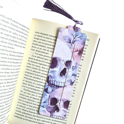 Cadou handmade, semn de carte cu craniu și trandafiri, realizat manual