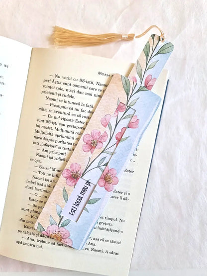 Cadou deosebit: semn de carte cu flori roz și bleu, handmade și elegant