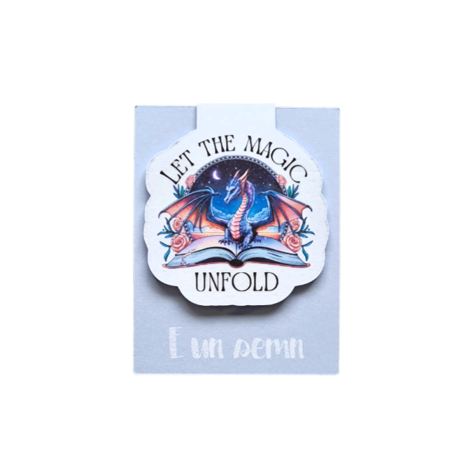 Semn de carte magnetic cu ilustrație de dragon albastru și mesajul "Let the Magic Unfold", cadou pentru cititori de fantasy și romane cu magie.