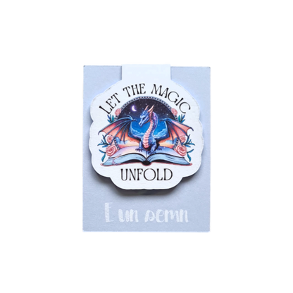 Semn de carte magnetic cu ilustrație de dragon albastru și mesajul "Let the Magic Unfold", cadou pentru cititori de fantasy și romane cu magie.