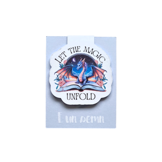 Semn de carte magnetic cu ilustrație de dragon albastru și mesajul "Let the Magic Unfold", cadou pentru cititori de fantasy și romane cu magie.