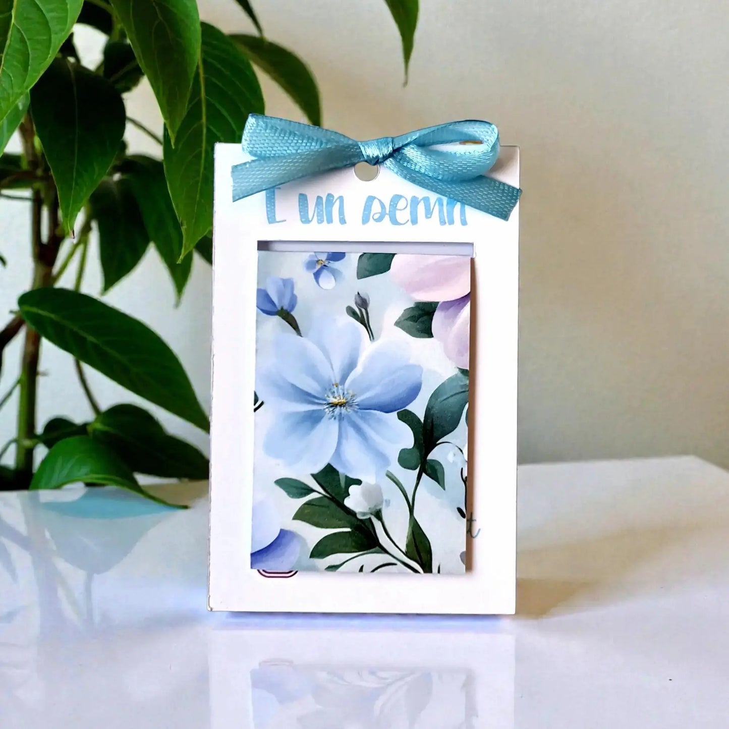 Semn de carte magnetic handmade cu flori bleu, cadou delicat pentru ea