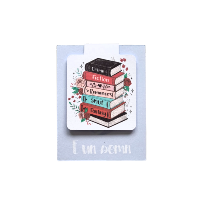 Semn de carte magnetic handmade cu ilustrație de teanc de cărți și genuri literare (fantasy, thriller etc.), ideal pentru cititorul eclectic.