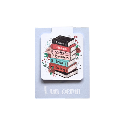 Semn de carte magnetic handmade cu ilustrație de teanc de cărți și genuri literare (fantasy, thriller etc.), ideal pentru cititorul eclectic.