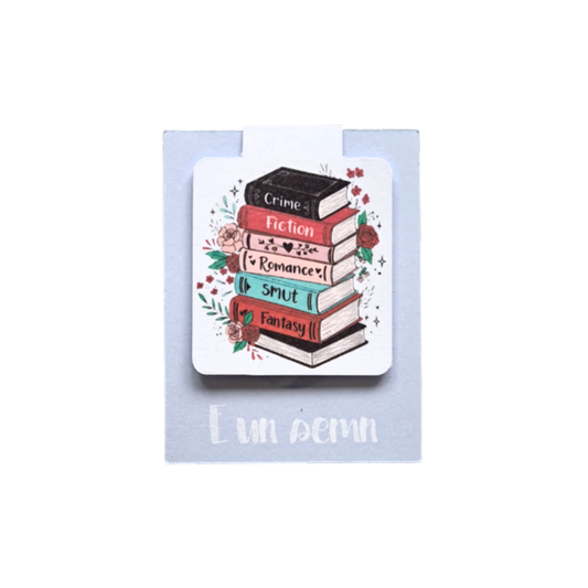 Semn de carte magnetic handmade cu ilustrație de teanc de cărți și genuri literare (fantasy, thriller etc.), ideal pentru cititorul eclectic.