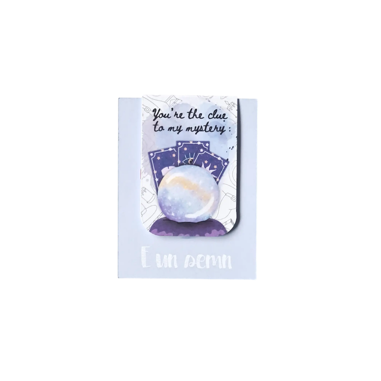 Semn de carte magnetic handmade cu design original tarot, din colecția Capitol de iubire, plasat într-o carte deschisă