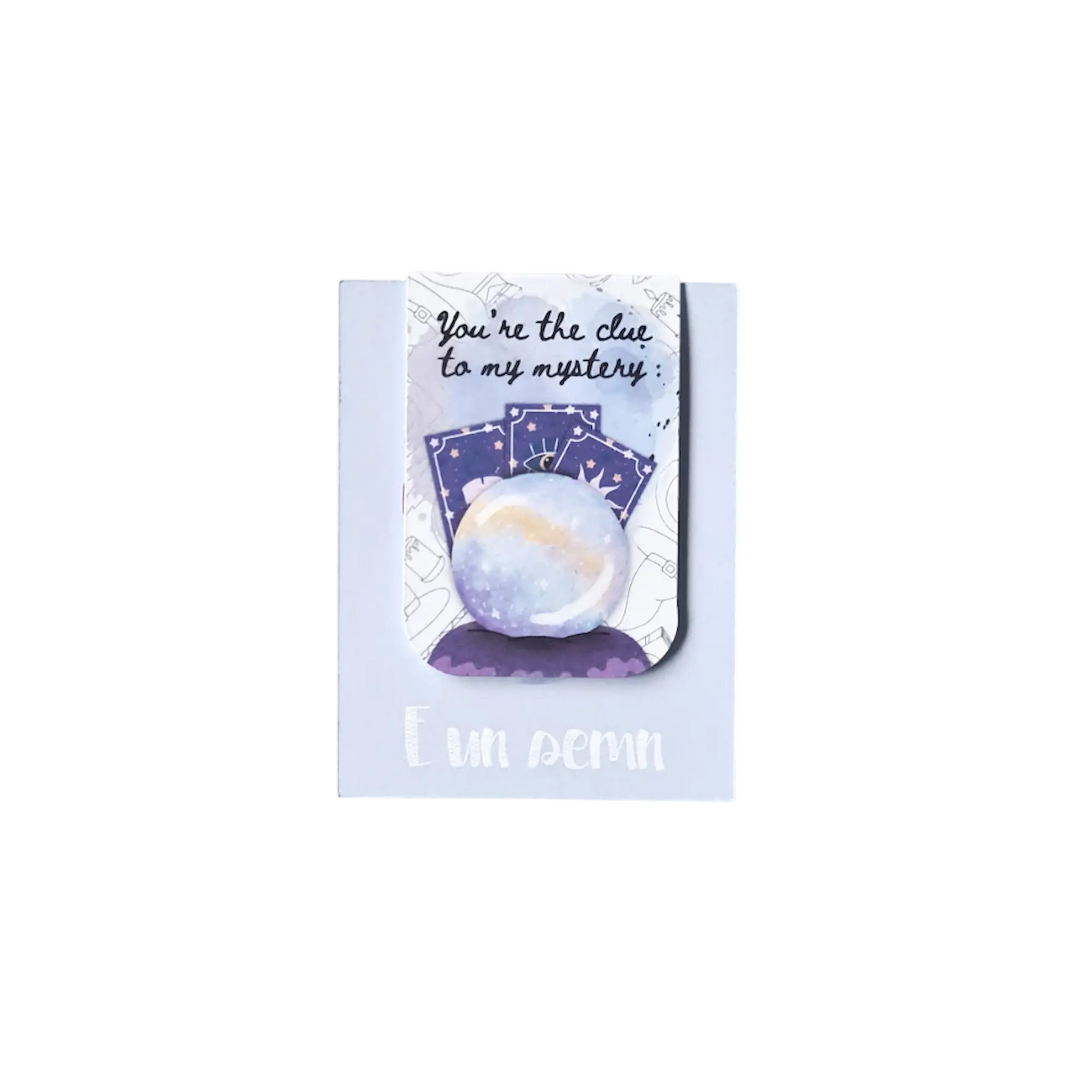 Semn de carte magnetic handmade cu design original tarot, din colecția Capitol de iubire, plasat într-o carte deschisă