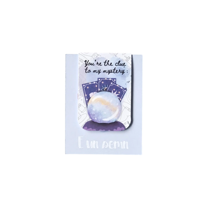 Semn de carte magnetic handmade cu design original tarot, din colecția Capitol de iubire, plasat într-o carte deschisă