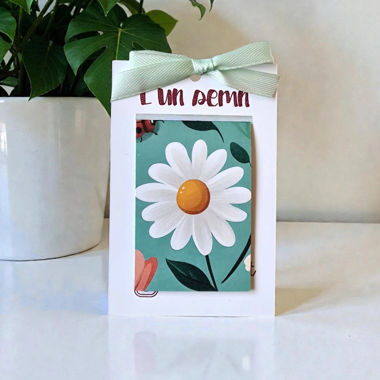 Semn de carte magnetic handmade cu model floral margareta, cadou perfect pentru cititori