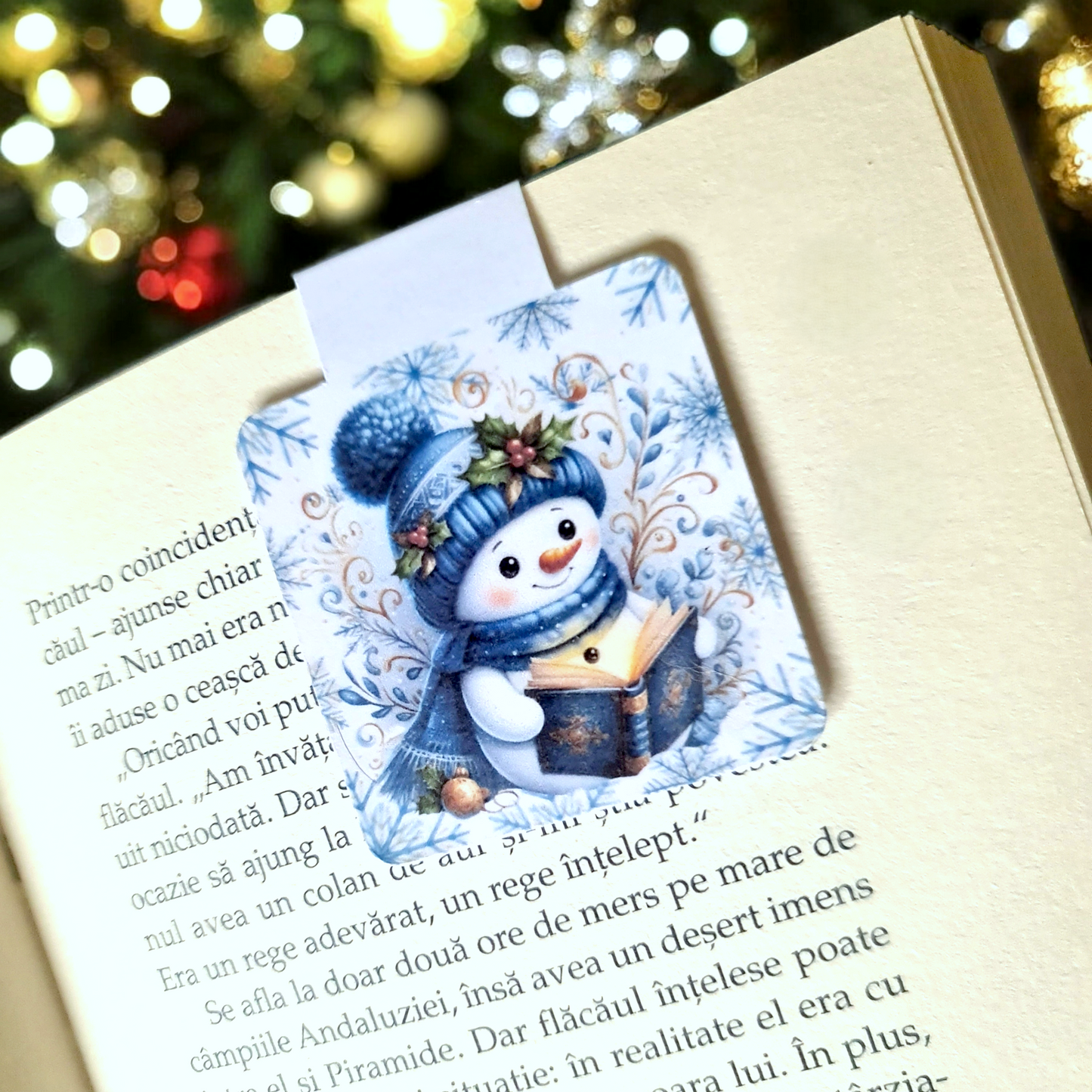 semn de carte magnetic clip-on pe carte cu ilustratie om de zapada care citeste in atmosfera de craciun