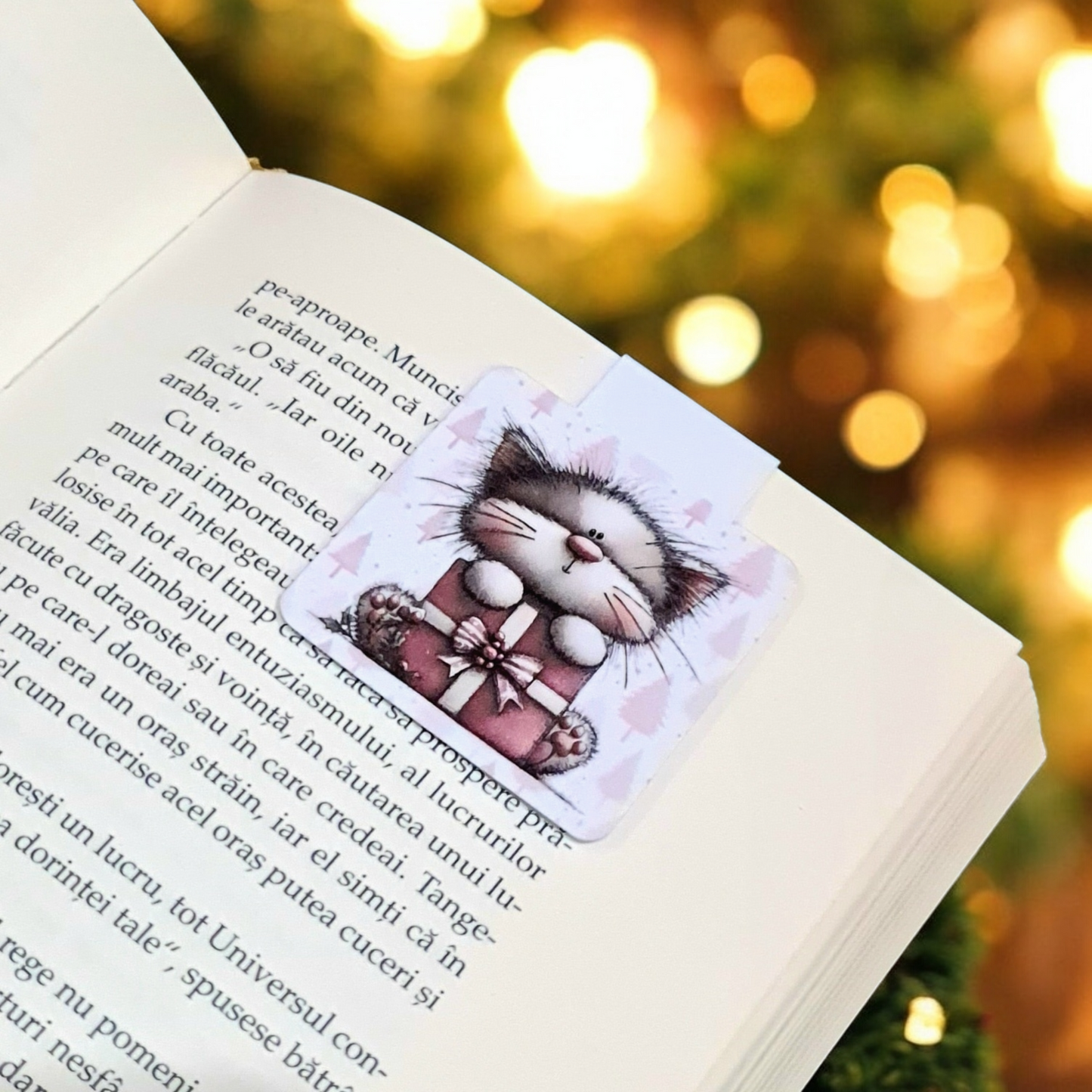 semn de carte magnetic cu pisica care tine un cadou de craciun in culorti roz pastel