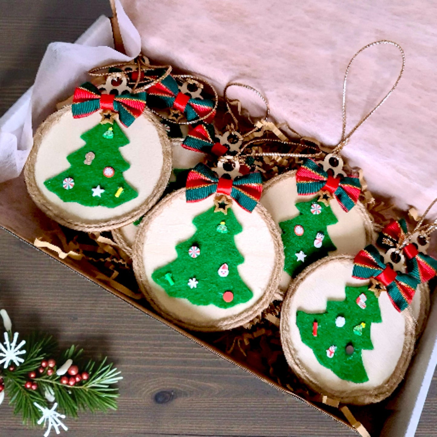 Set 3 globuri de lemn handmade, detalii brăduț din fetru – decorațiuni Crăciun unice și originale