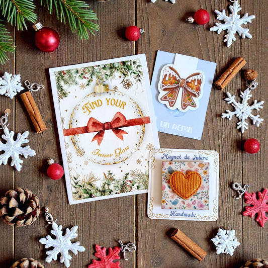 Set de 3 produse handmade pentru sarbatorile de iarna, cu felicitare cu glob si mesaj, magnet handmade personalizat cu inima 3d portocalie si semn de carte magnetic cu funda din turta dulce