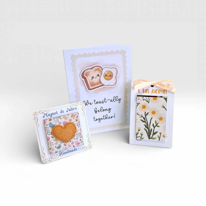Set cadou pentru cuplu cu felicitare 3D, magnet inimă și semn de carte magnetic cu flori