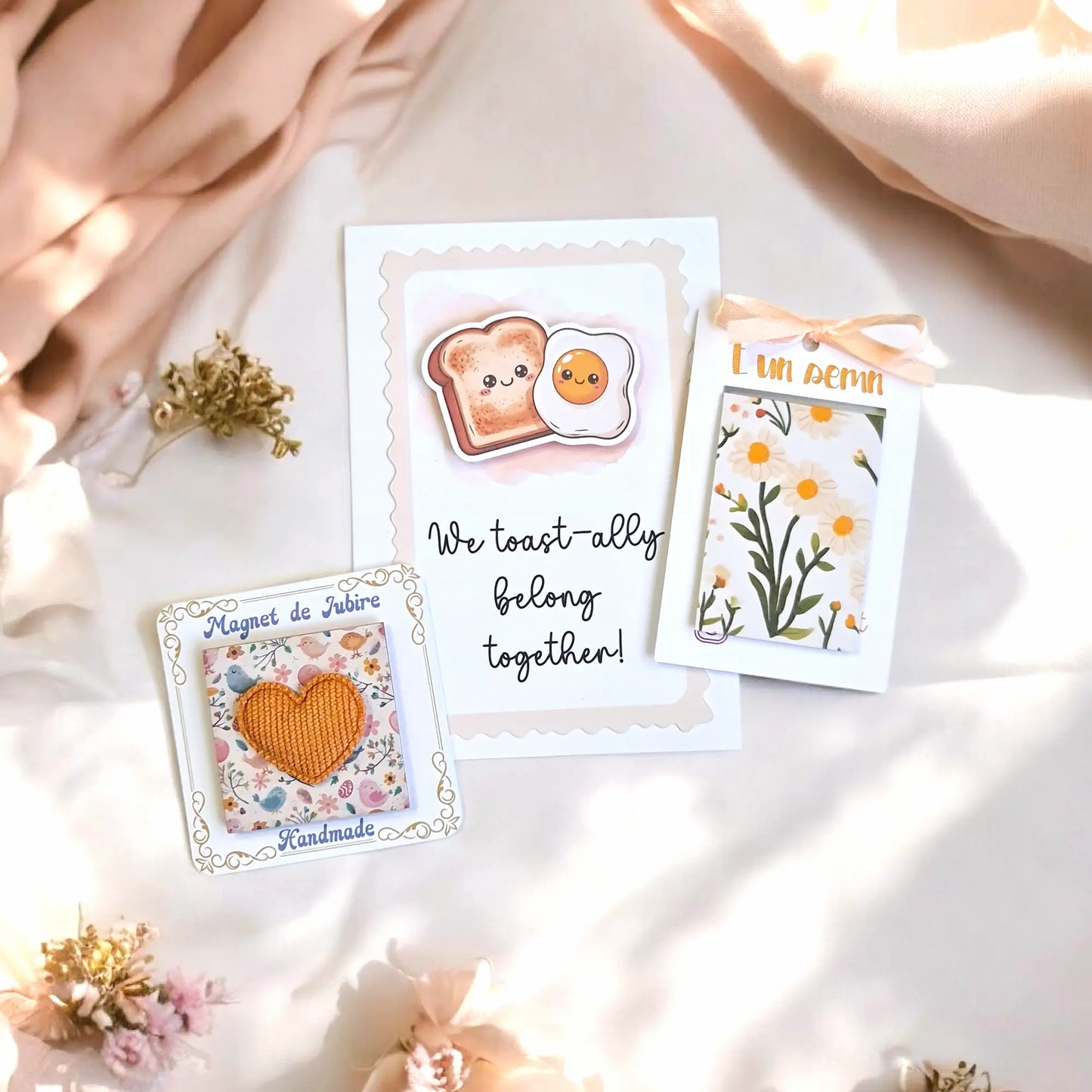 Magnet lemn 5x5cm cu inimioară portocalie într-un set cadou handmade cu semn de carte și felicitare